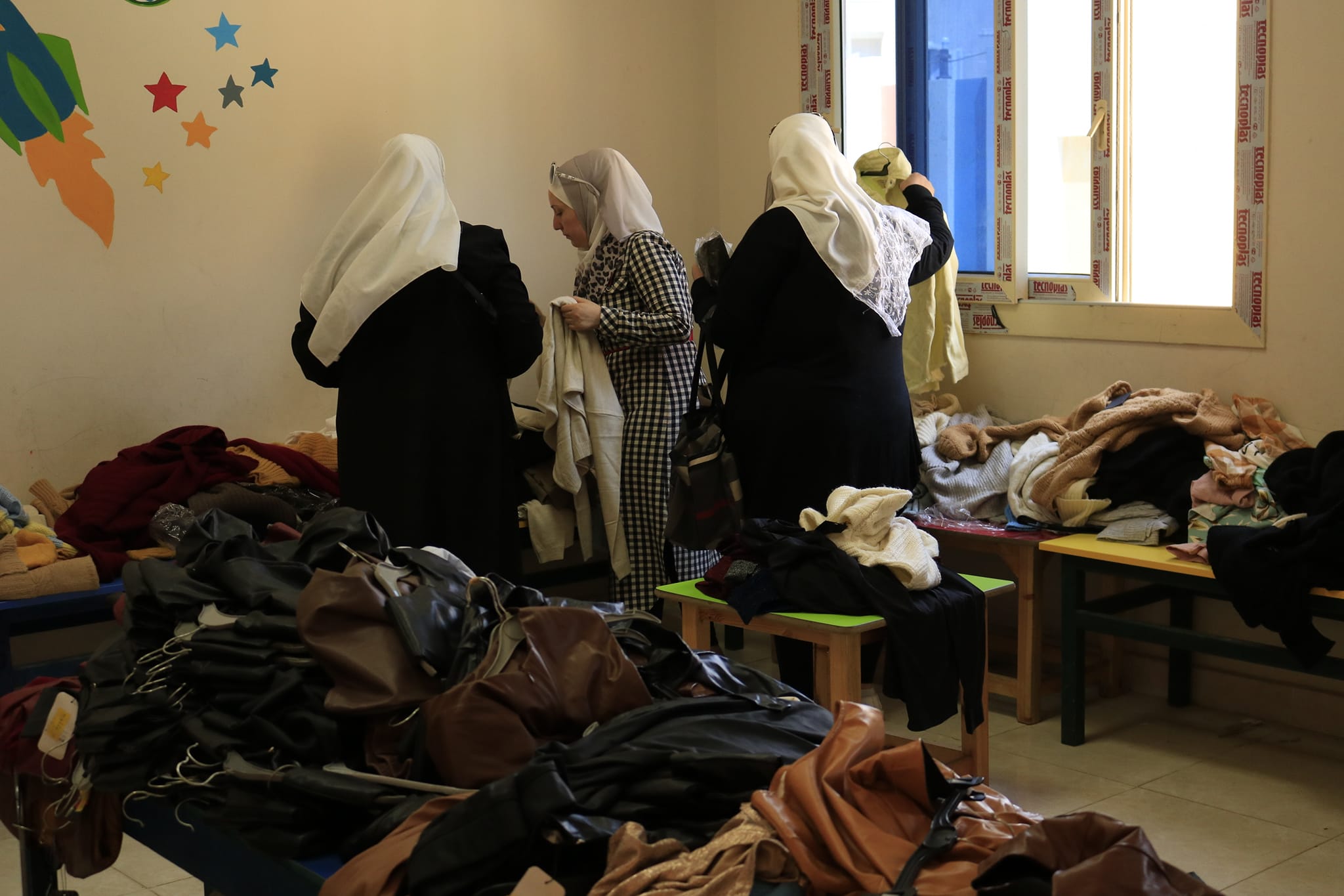 توزيع بعض الملابس في مدرسة فرسان الغد بالعاشر من رمضان