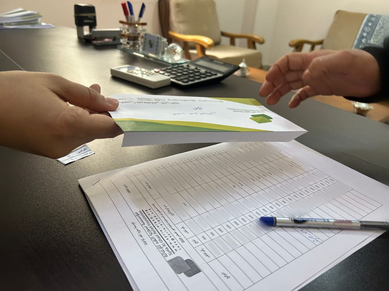 توزيع مساعدات مالية في مكتب العبور