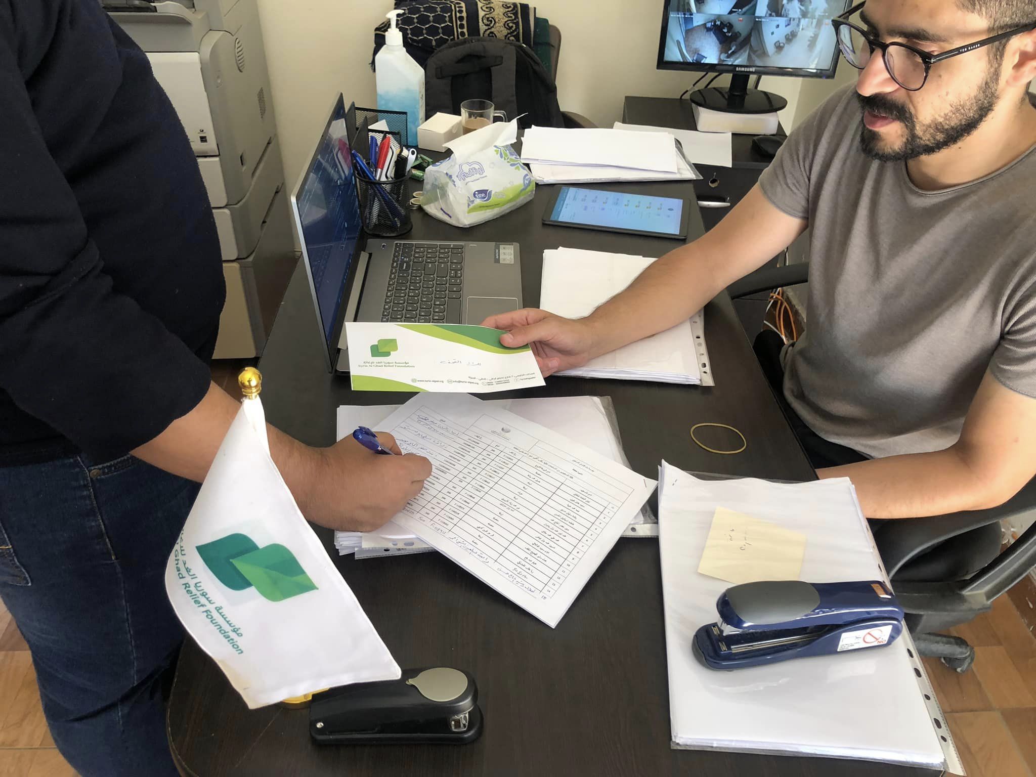 توزيع مساعدات مالية في مكتب أكتوبر 