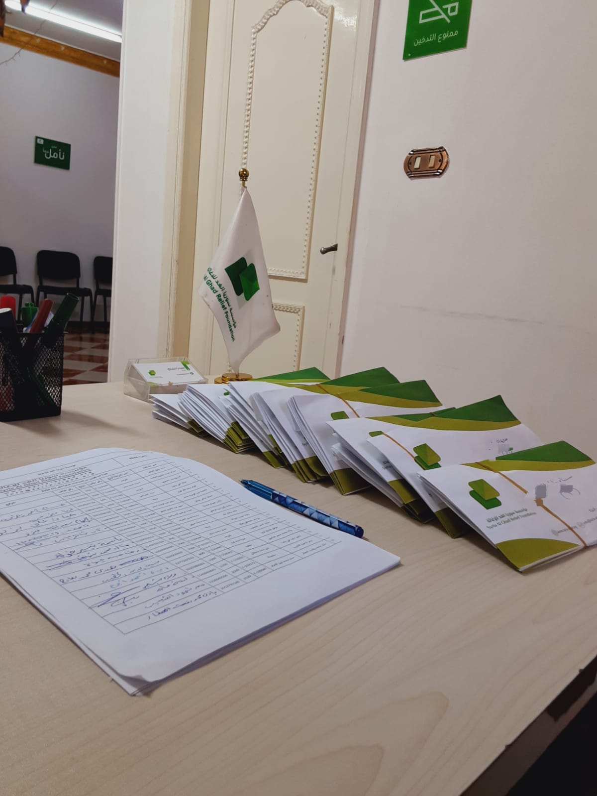 توزيع مساعدات مالية وغذائية في العبور