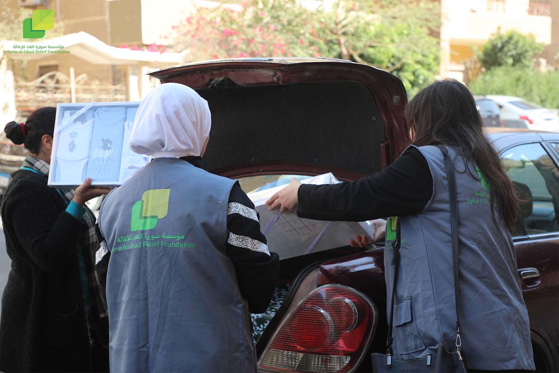 توزيع هدايا على الأمهات في يوم الأم العالمي